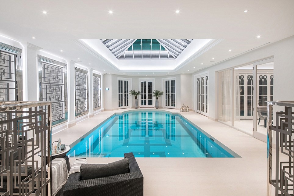 Dinh thu xa xi co be boi va garage oto ngay trong nha anh 3