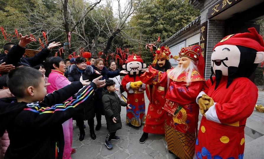 Nguoi Trung Quoc don ngay Via Than Tai nhu the nao? anh 9