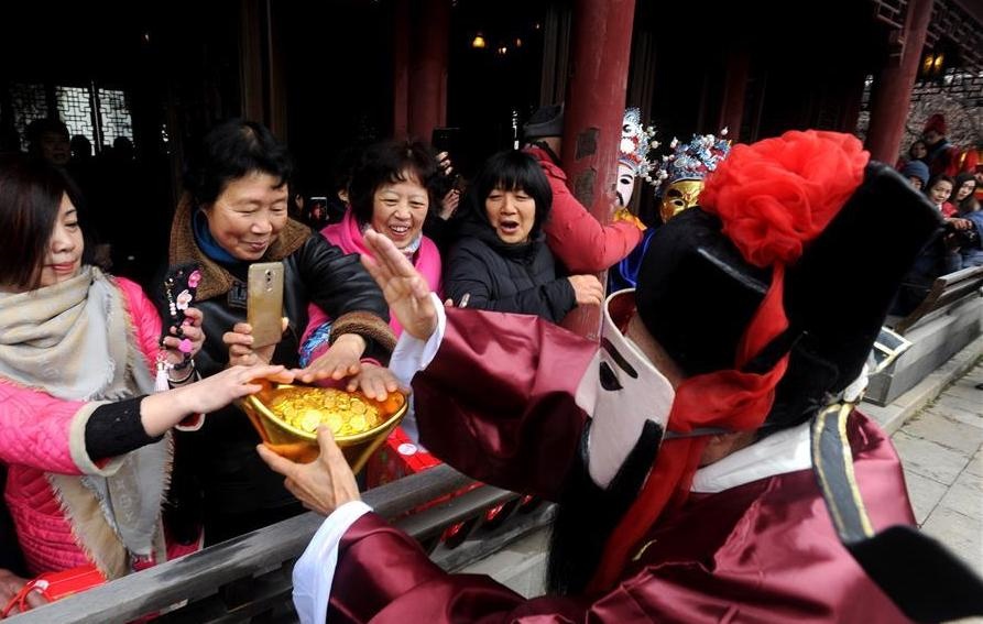 Nguoi Trung Quoc don ngay Via Than Tai khac Viet Nam nhu the nao? hinh anh