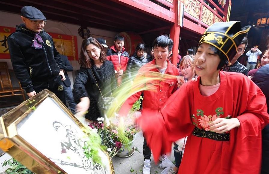 Nguoi Trung Quoc don ngay Via Than Tai nhu the nao? anh 1