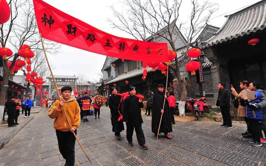 Nguoi Trung Quoc don ngay Via Than Tai nhu the nao? anh 3