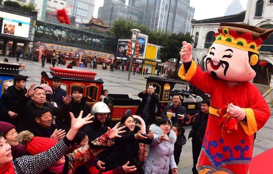 Nguoi Trung Quoc don ngay Via Than Tai nhu the nao? anh 5