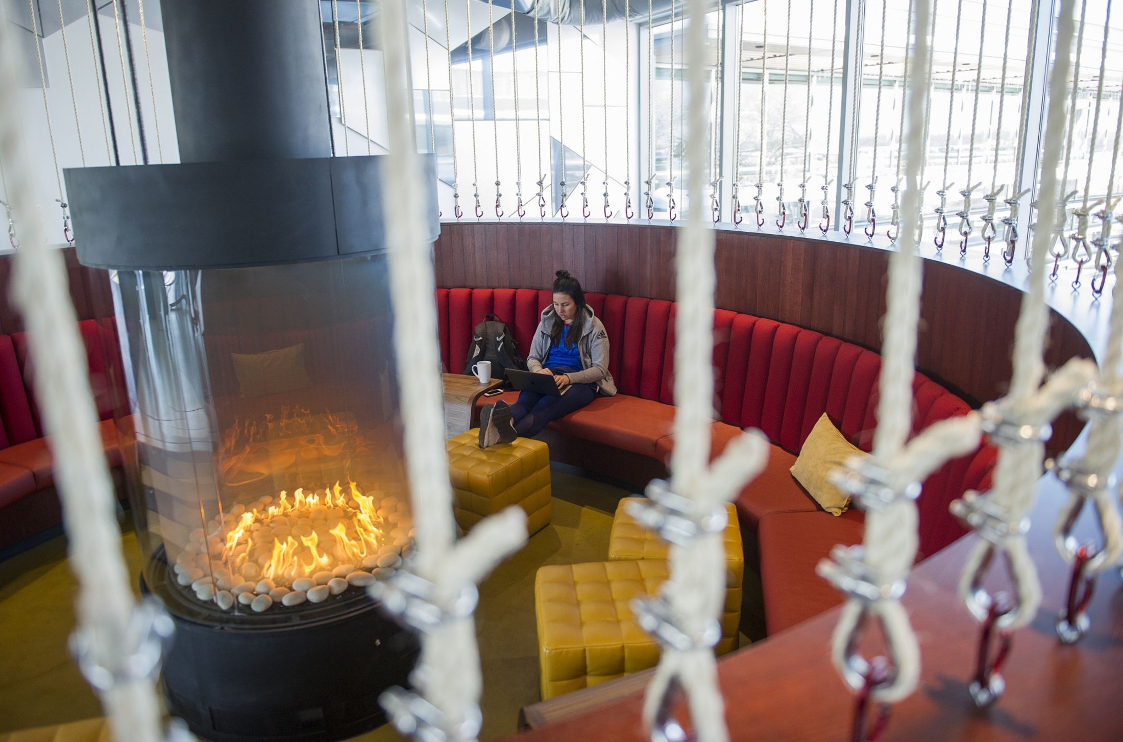 Bên trong văn phòng dưới chân núi đá của Google ảnh 3 Ben trong van phong duoi chan nui da cua Google anh 3