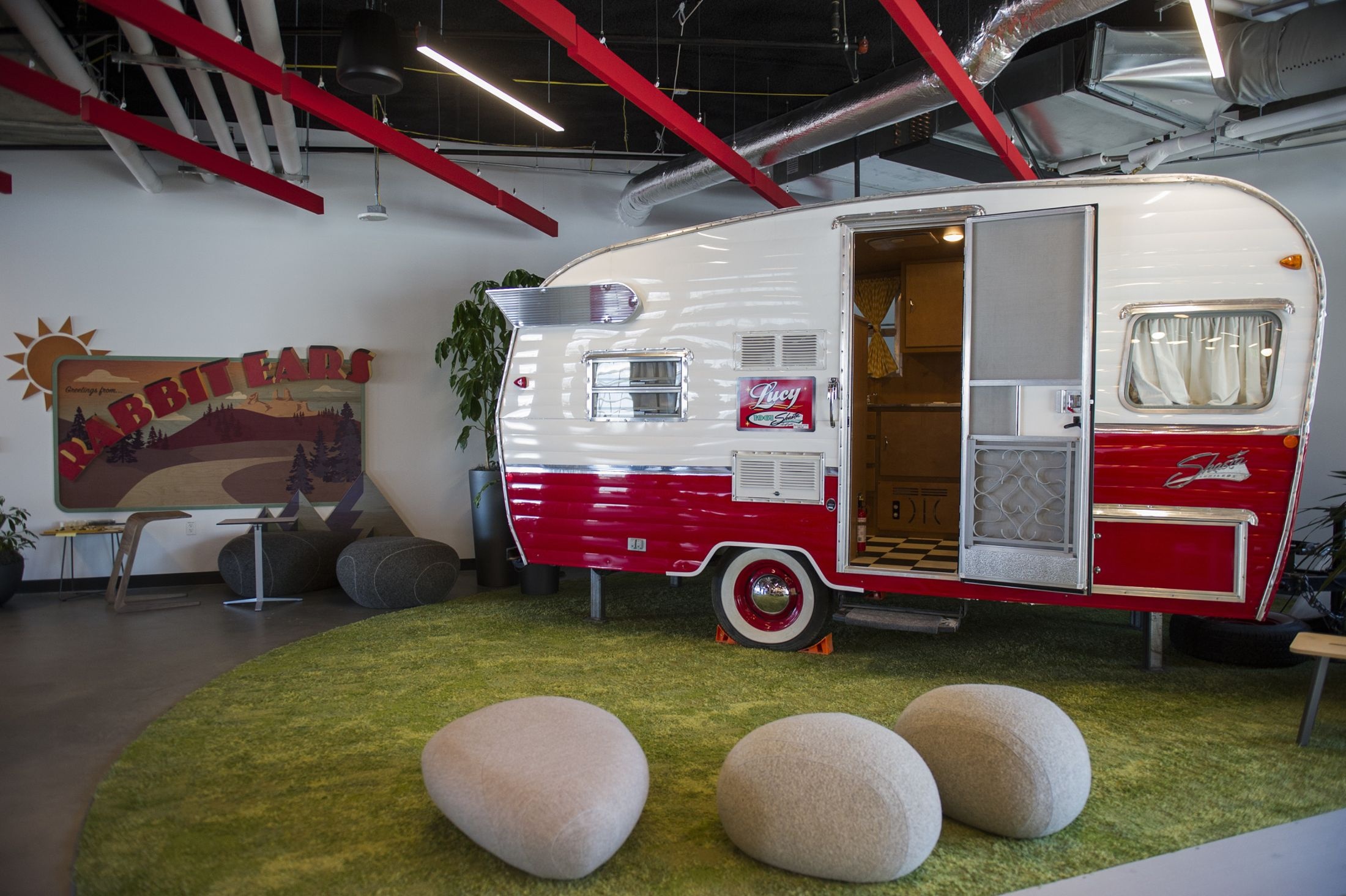 Bên trong văn phòng dưới chân núi đá của Google ảnh 4 Ben trong van phong duoi chan nui da cua Google anh 4