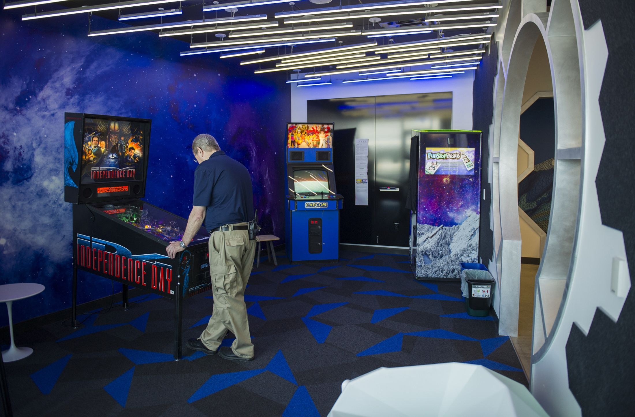 Bên trong văn phòng dưới chân núi đá của Google ảnh 7 Ben trong van phong duoi chan nui da cua Google anh 7