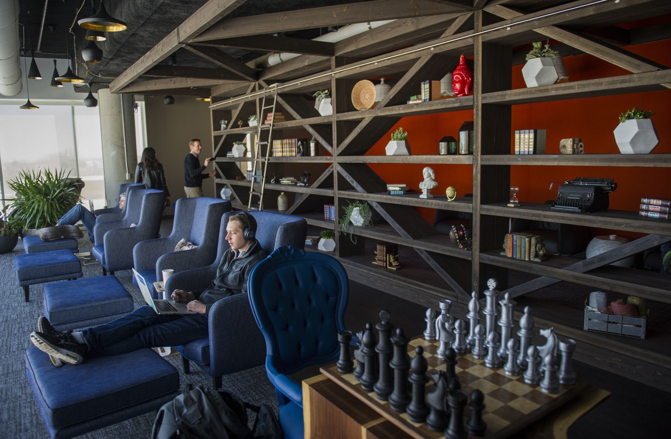 Bên trong văn phòng dưới chân núi đá của Google ảnh 8 Ben trong van phong duoi chan nui da cua Google anh 8