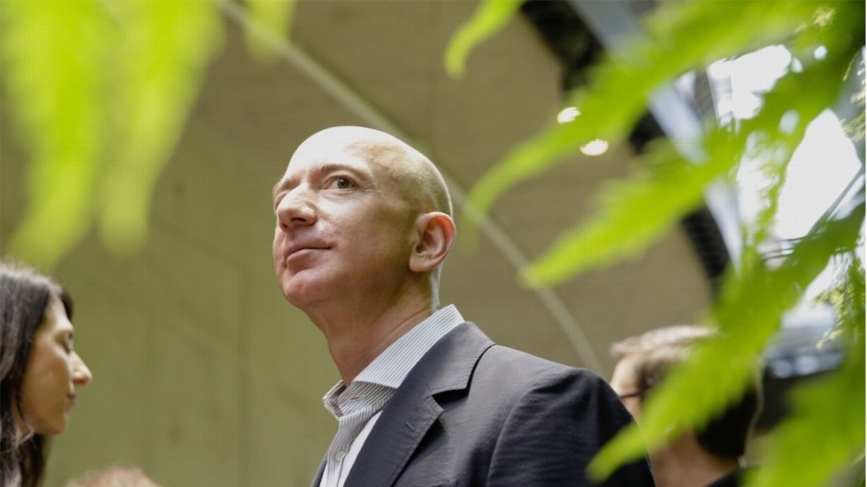 Bi ong Trump 'doa' siet quan ly, Amazon mat gan 54 ty USD von hoa hinh anh