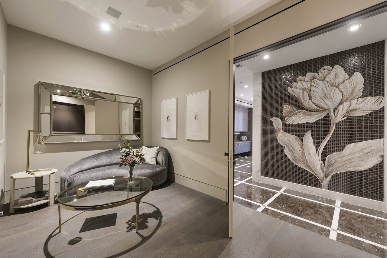 Dinh thu 30 trieu USD duoc tang kem sieu xe anh 10