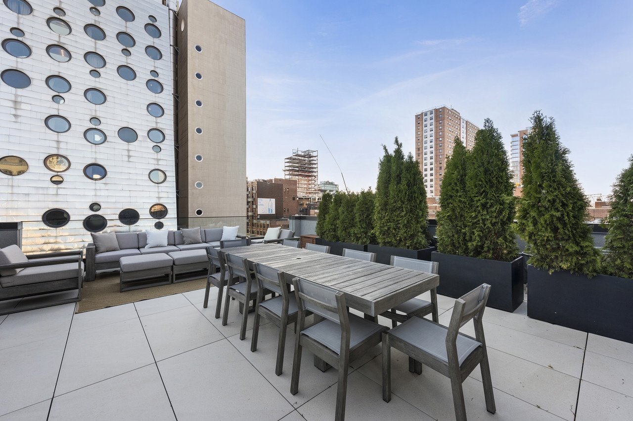 Dinh thu 30 trieu USD duoc tang kem sieu xe anh 15