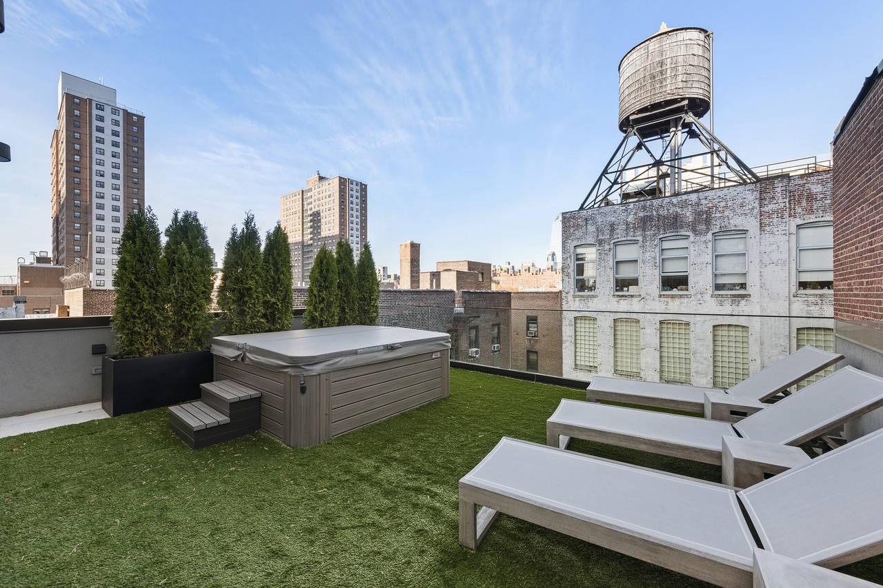 Dinh thu 30 trieu USD duoc tang kem sieu xe anh 16