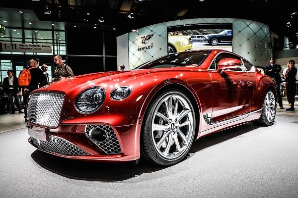 Dinh thu 30 trieu USD duoc tang kem sieu xe anh 1