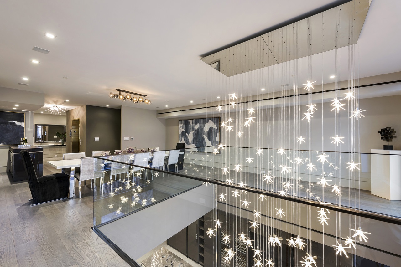 Dinh thu 30 trieu USD giua Manhattan duoc tang kem sieu xe hinh anh