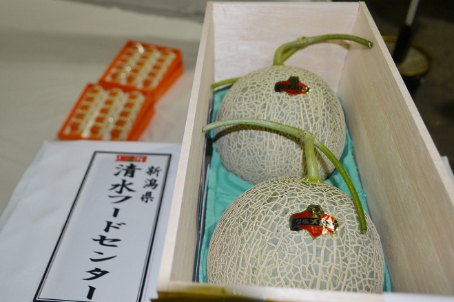 Hai trai dua luoi duoc ban gia gan 700 trieu dong hinh anh