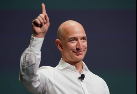 Tai san cua ong chu Amazon cao hon von hoa Nike, McDonald's hinh anh