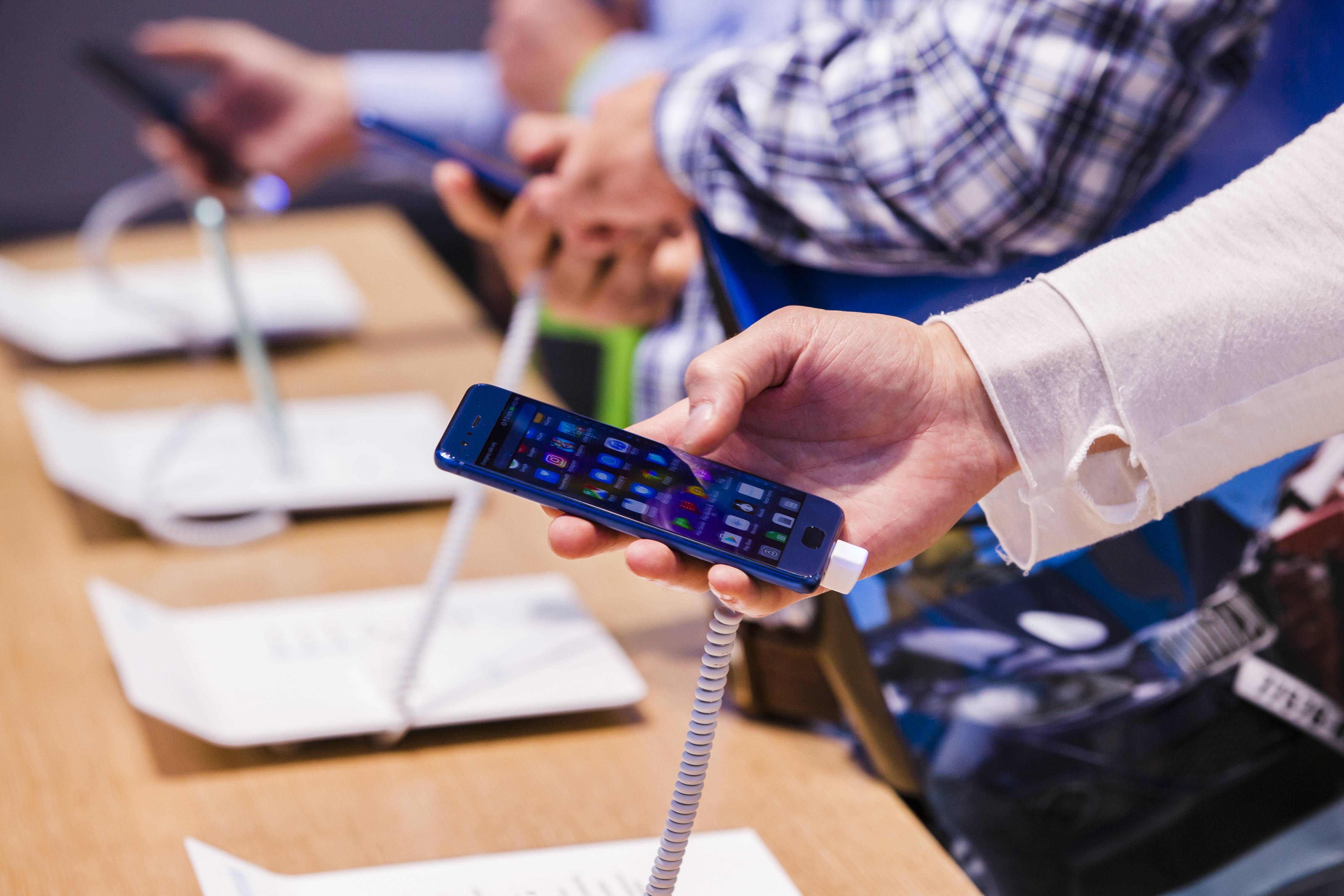 Lan dau iPhone bi dien thoai Trung Quoc qua mat ve thi phan hinh anh