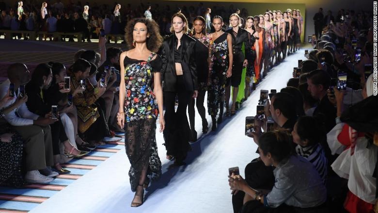 Hang thoi trang Michael Kors tinh thau tom Versace gia 2 ty USD hinh anh