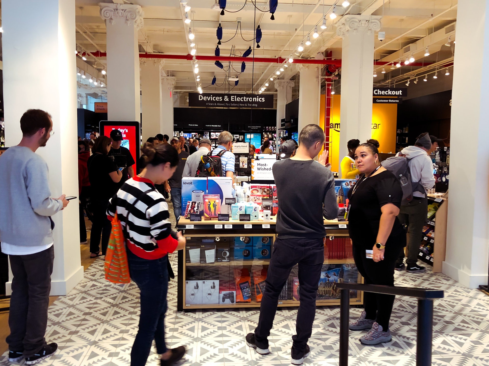 Ben trong cua hang theo mo hinh chua tung co Amazo anh 2