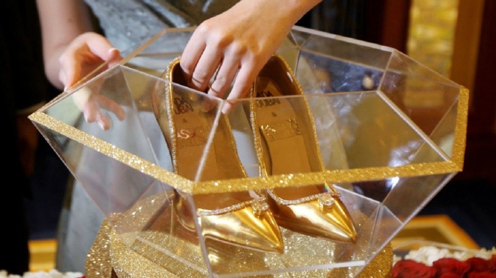 Doi giay nam kim cuong dat nhat the gioi gia 17 trieu USD anh 3