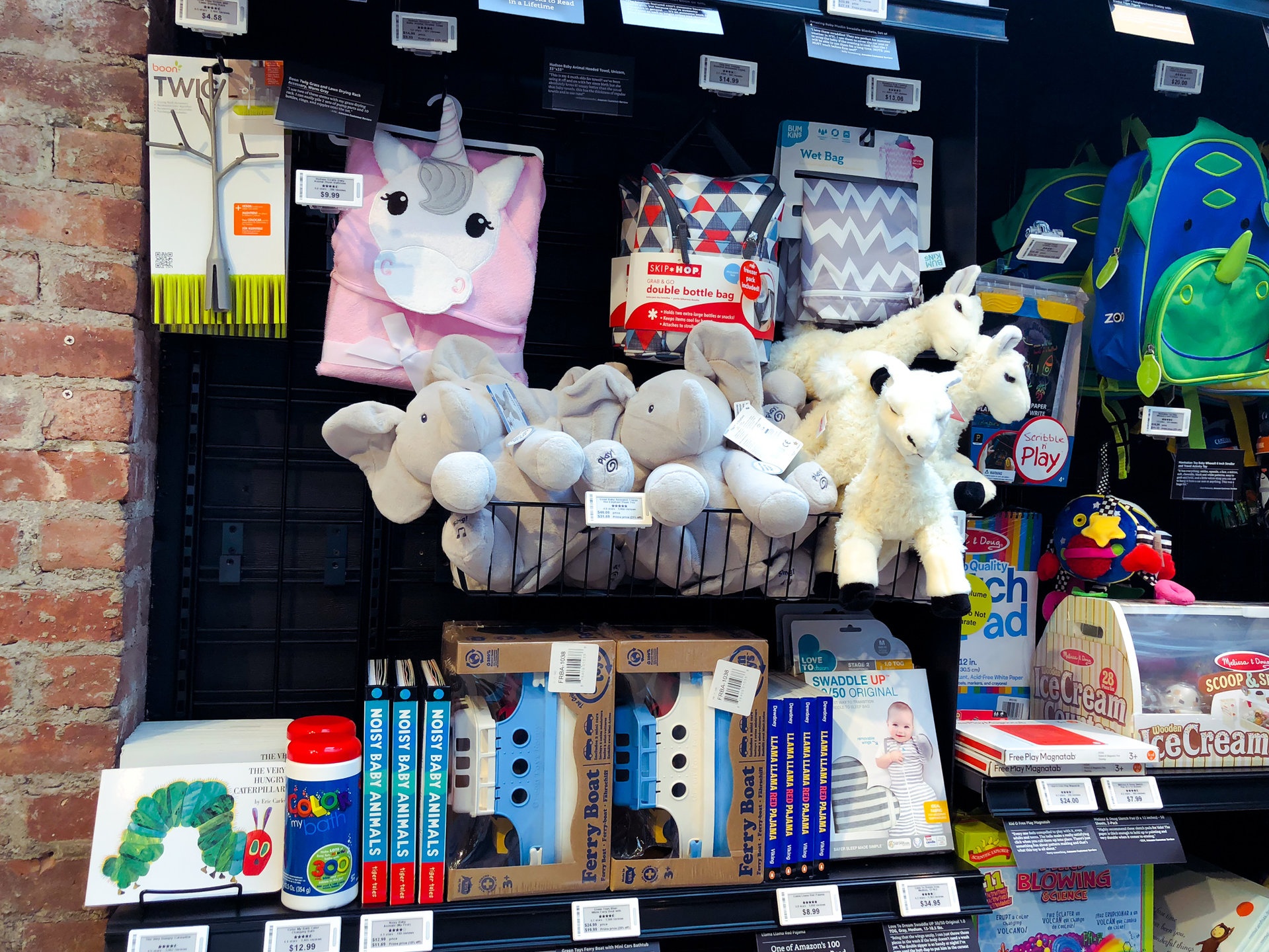 Ben trong cua hang theo mo hinh chua tung co Amazo anh 5