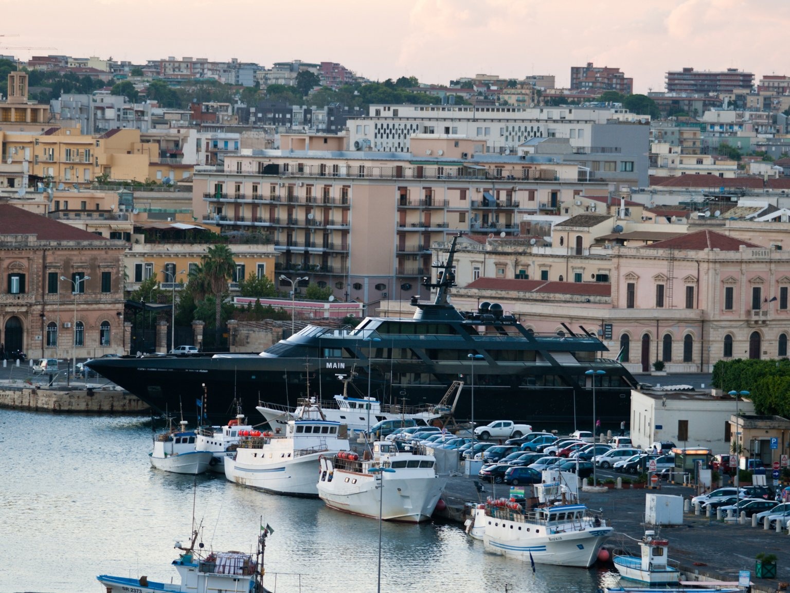 Thu tieu tien cua ong hoang thoi trang Y voi khoi tai san gan 9 ty USD anh 19