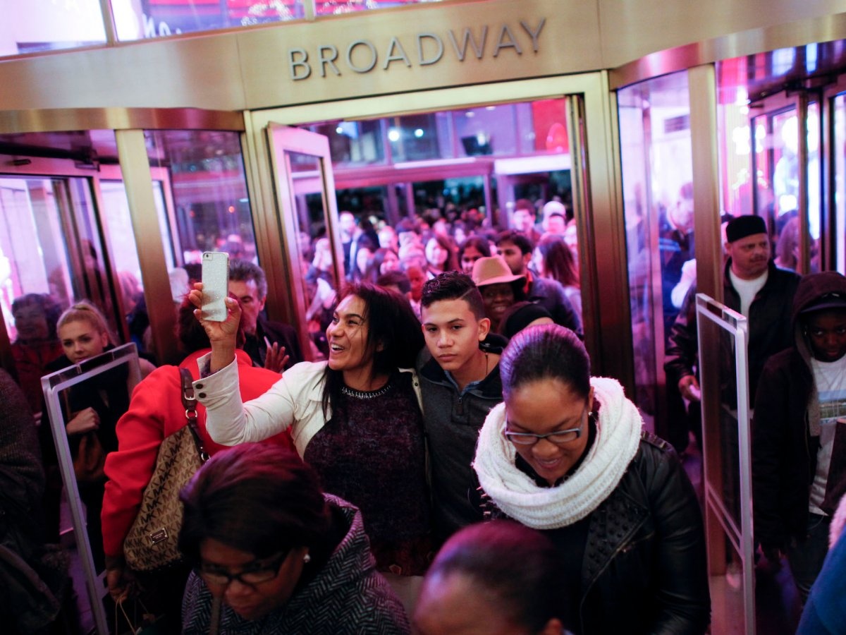 Cac nuoc to chuc ngay mua sam Black Friday nhu the nao? anh 3