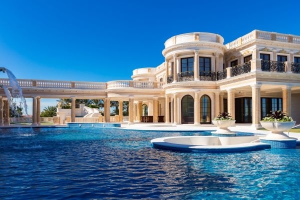 Dinh thu truoc bien lay cam hung tu lau dai Phap gia 159 trieu USD anh 3