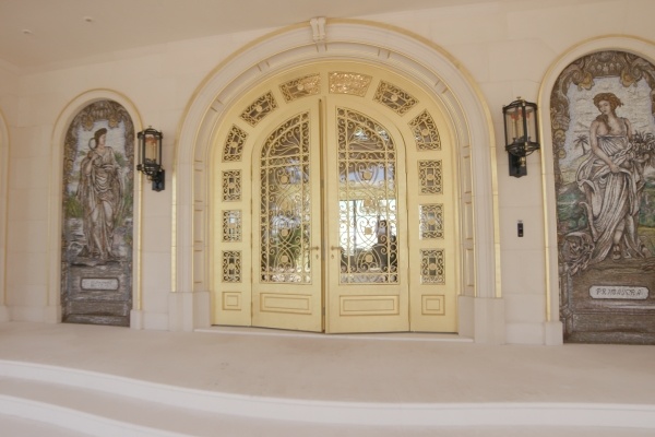 Dinh thu truoc bien lay cam hung tu lau dai Phap gia 159 trieu USD anh 4