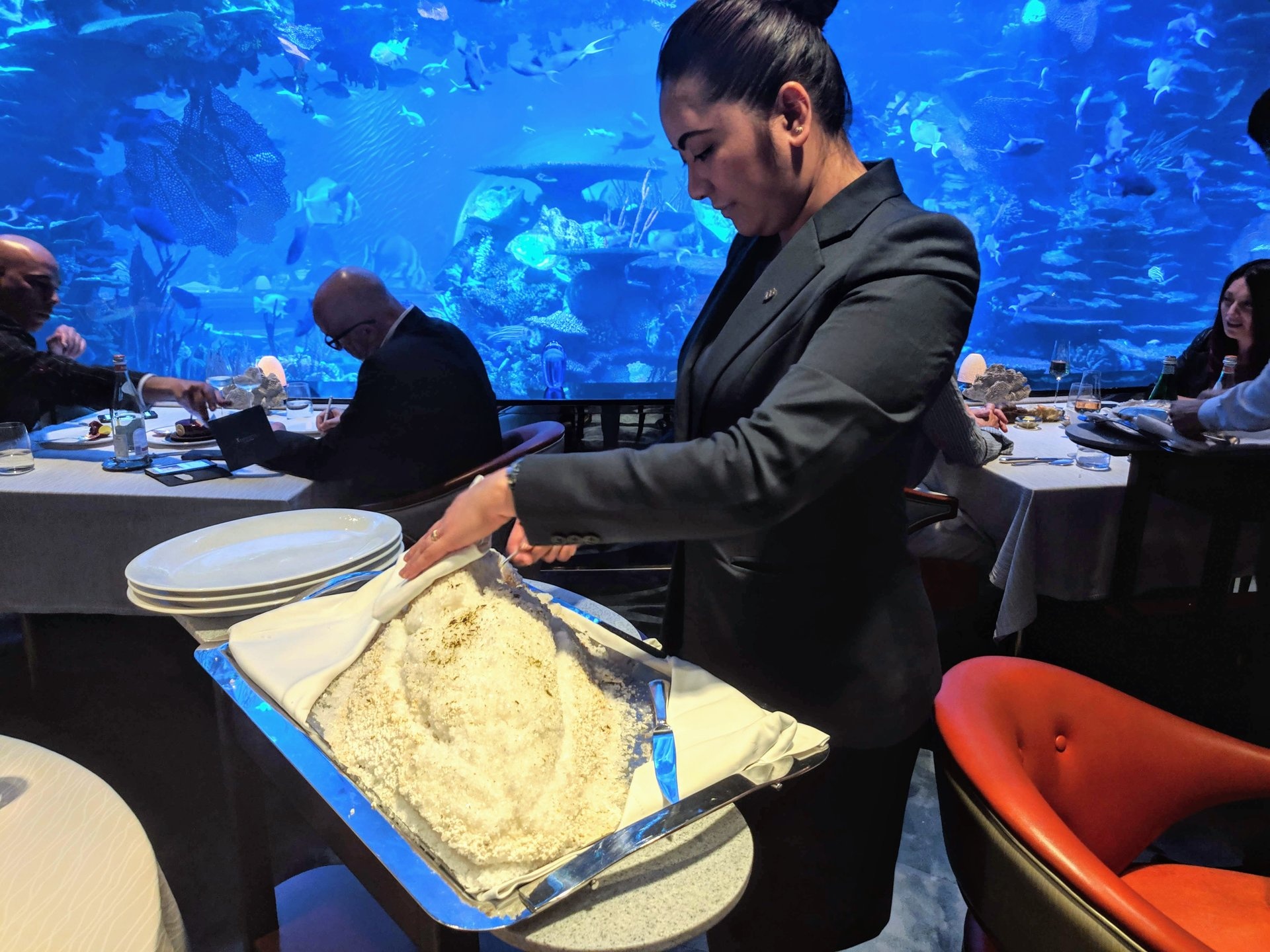 Nha hang dat vang trong khach san xa xi bac nhat tai Dubai co gi dac biet? anh 12