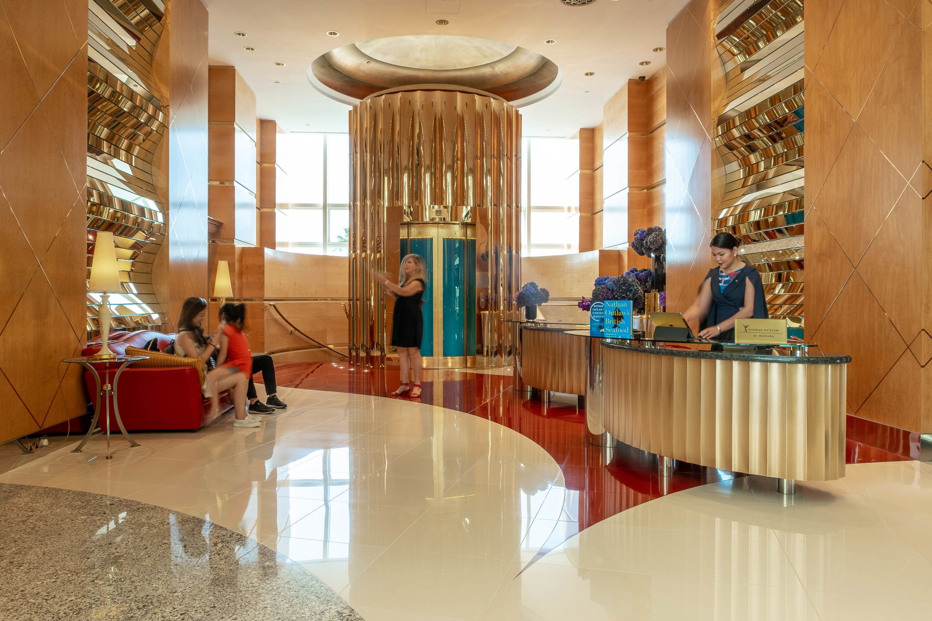 Nha hang dat vang trong khach san xa xi bac nhat tai Dubai co gi dac biet? anh 3