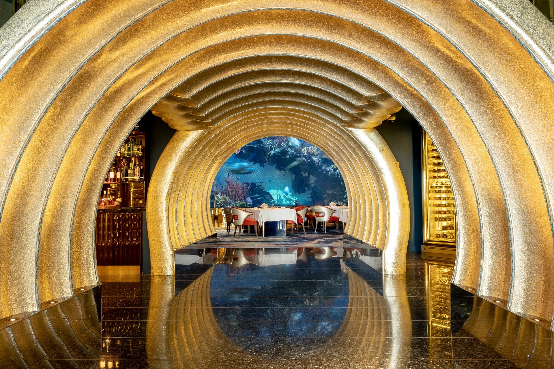 Nha hang trong khach san xa xi bac nhat Dubai co gi dac biet? hinh anh