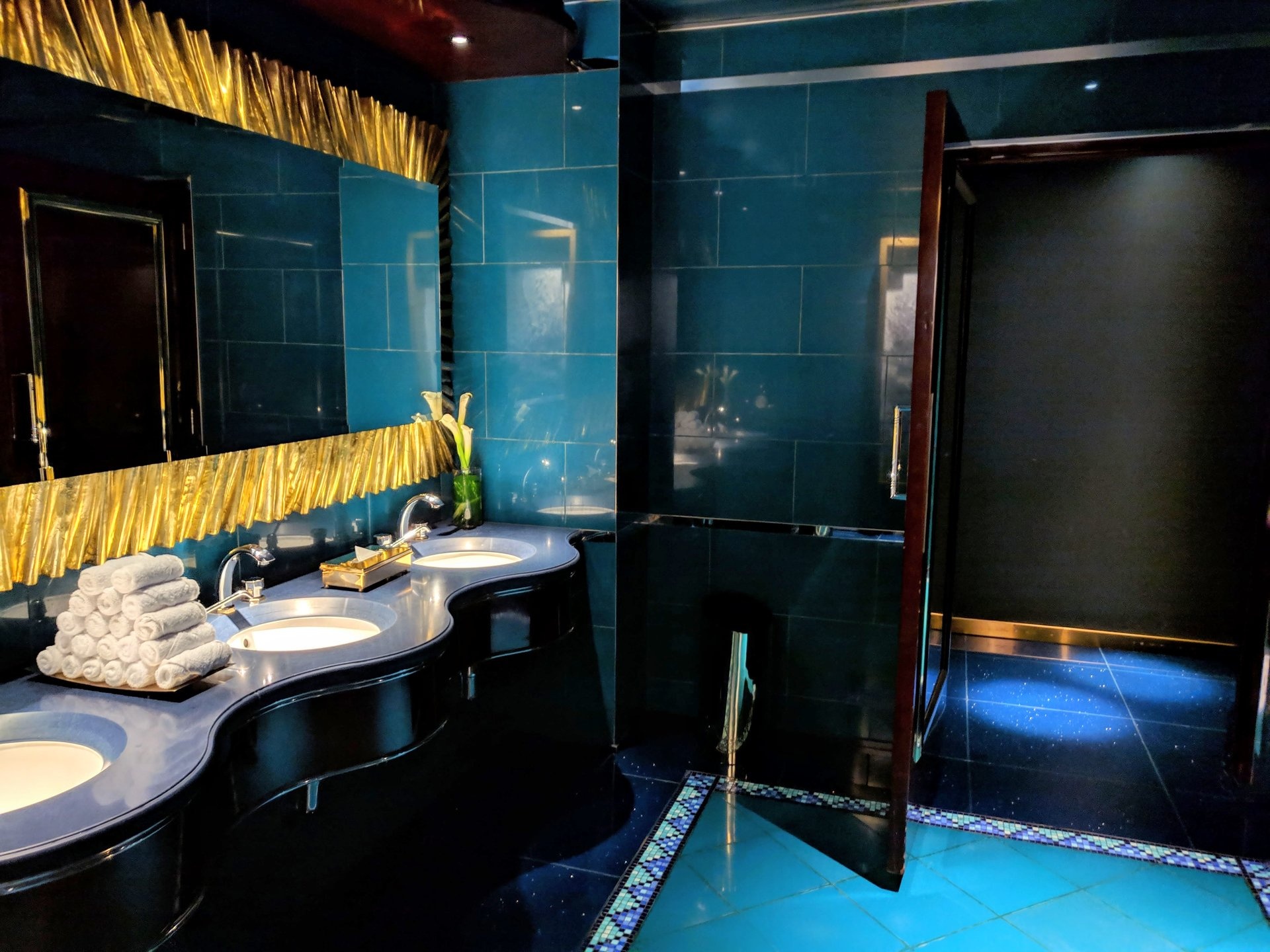 Nha hang dat vang trong khach san xa xi bac nhat tai Dubai co gi dac biet? anh 7