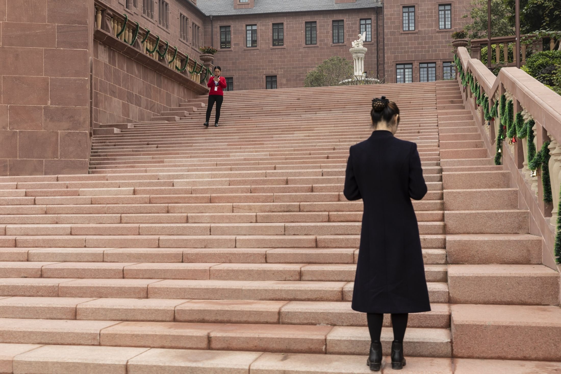 Ben trong khu to hop van phong 'sao chep' kien truc chau Au cua Huawei anh 12