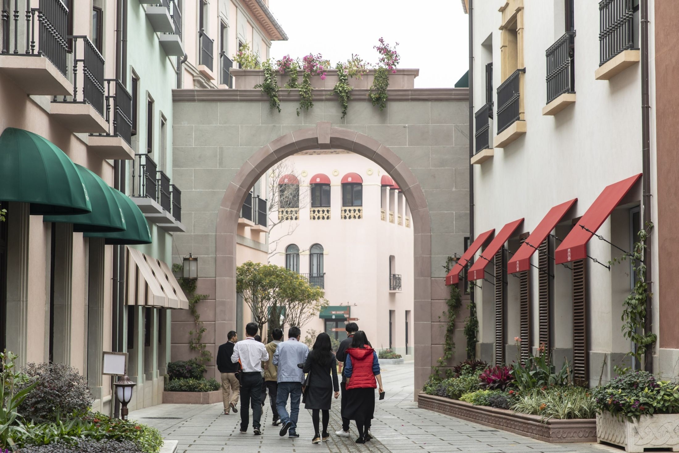 Ben trong khu to hop van phong 'sao chep' kien truc chau Au cua Huawei anh 13