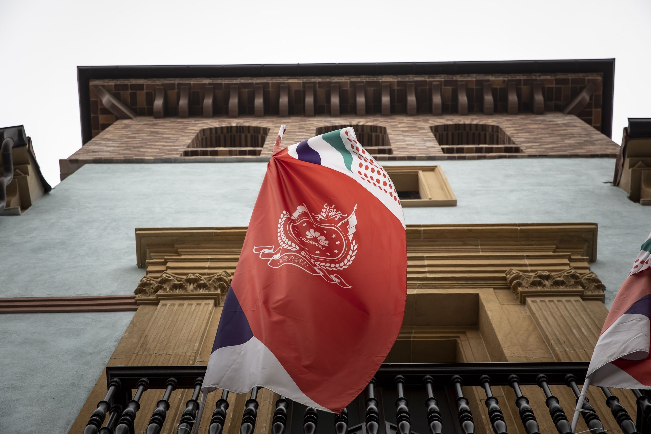 Ben trong khu to hop van phong 'sao chep' kien truc chau Au cua Huawei anh 14