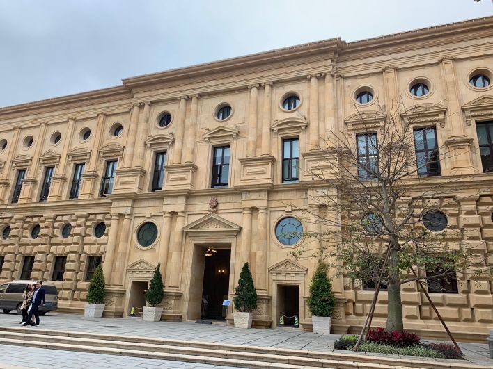 Ben trong khu to hop van phong 'sao chep' kien truc chau Au cua Huawei anh 2