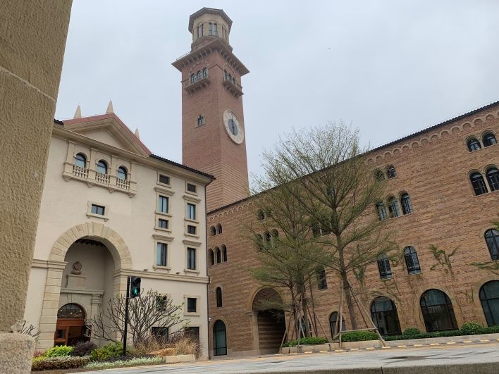 Ben trong khu to hop van phong 'sao chep' kien truc chau Au cua Huawei anh 3