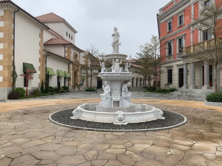 Ben trong khu to hop van phong 'sao chep' kien truc chau Au cua Huawei anh 4