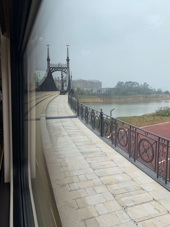 Ben trong khu to hop van phong 'sao chep' kien truc chau Au cua Huawei anh 6