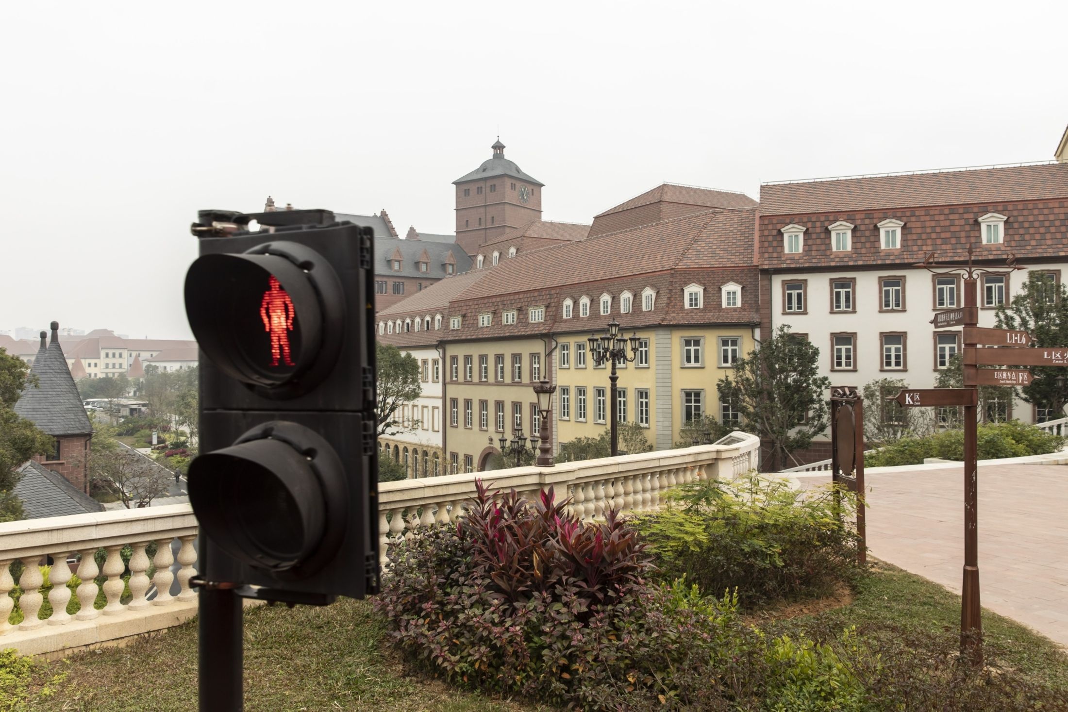 Ben trong khu to hop van phong 'sao chep' kien truc chau Au cua Huawei anh 8