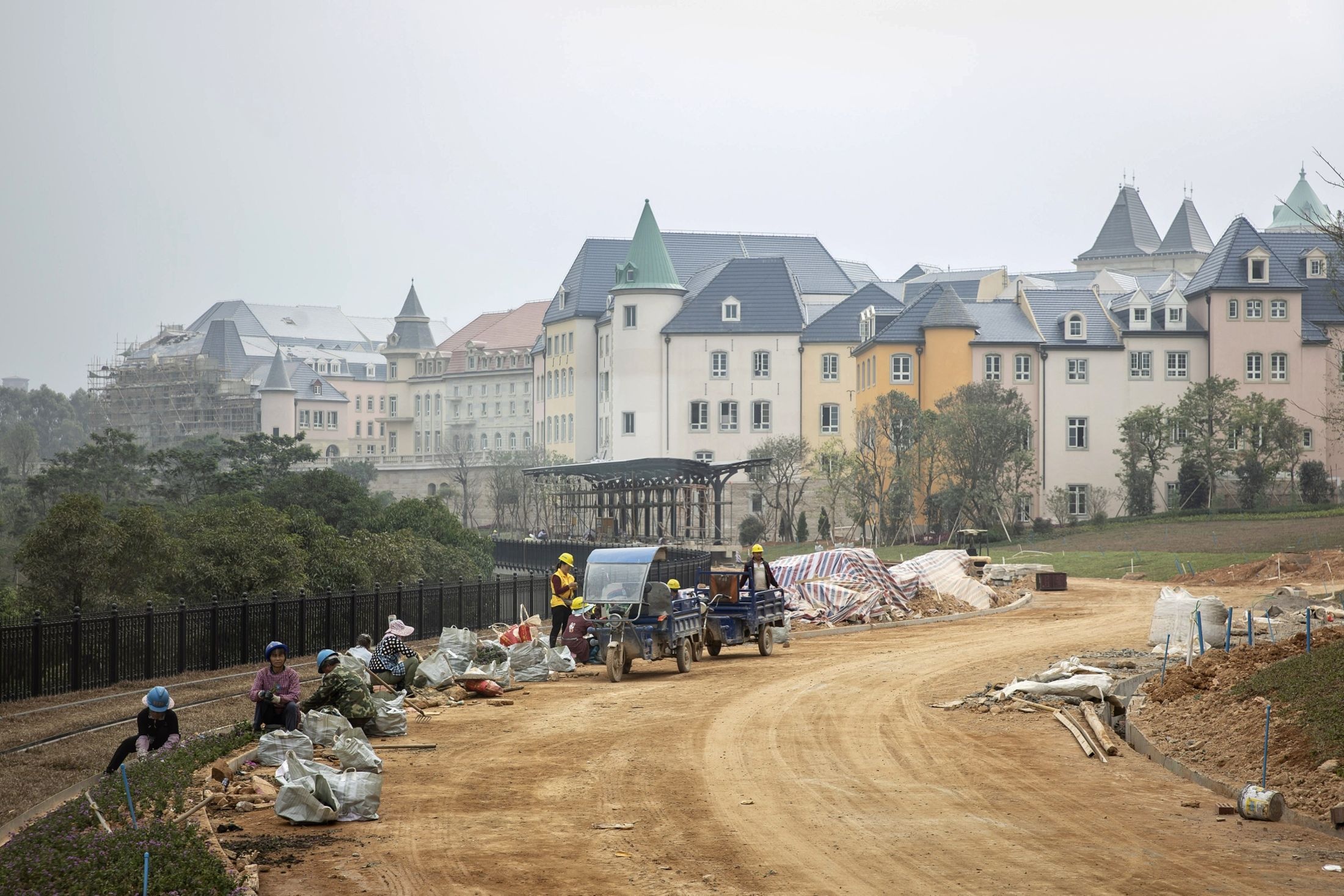 Ben trong khu to hop van phong 'sao chep' kien truc chau Au cua Huawei anh 9