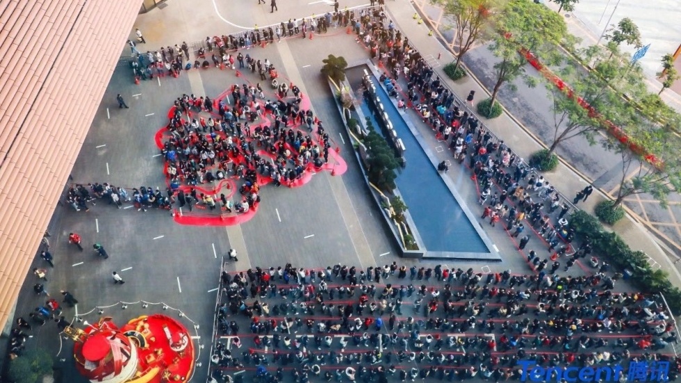 Nhan vien Tencent xep hang hon 12 gio de nhan li xi tu ty phu Pony Ma anh 1