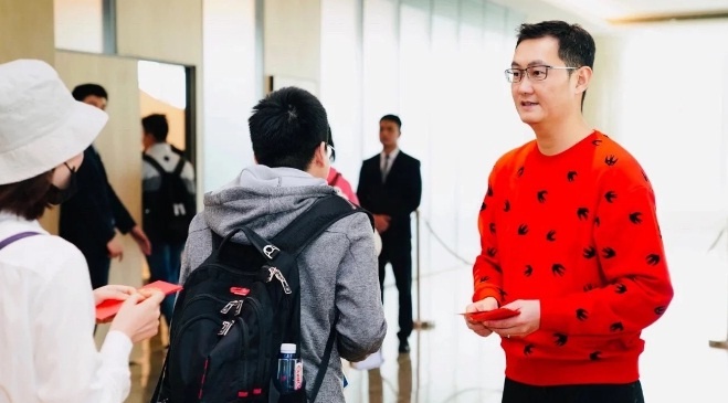 Nhan vien Tencent xep hang toi 12 gio de nhan li xi tu ty phu Pony Ma hinh anh