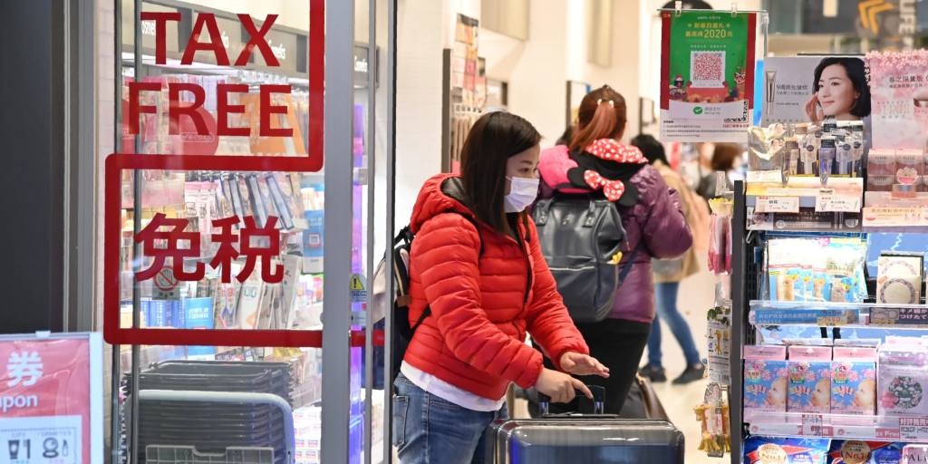 Thieu khach TQ vi virus Vu Han, trung tam thuong mai Nhat Ban vang hoe hinh anh