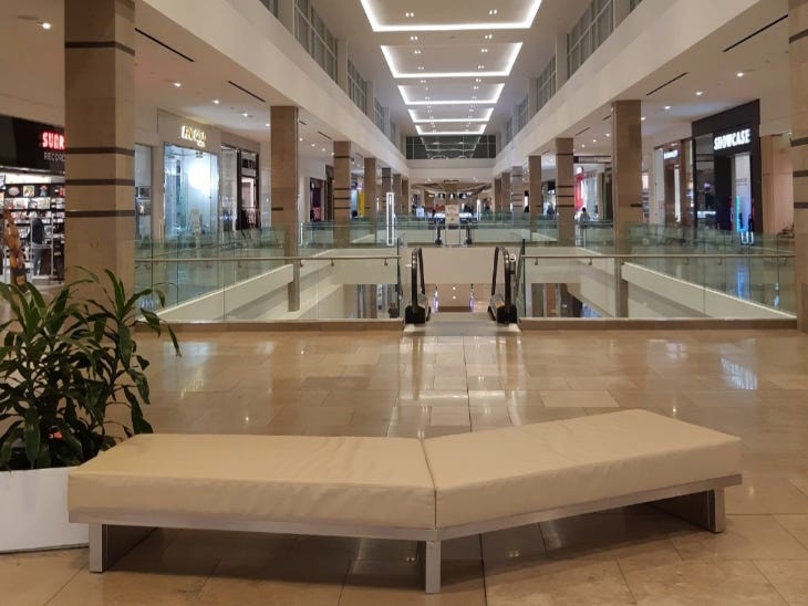 trung tam thuong mai hoang vang vi virus corona anh 1