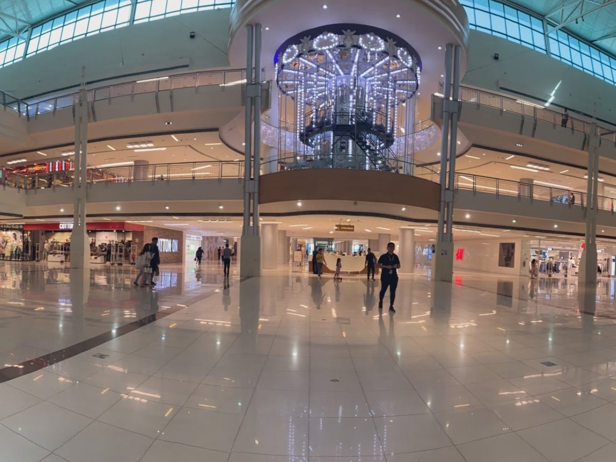 trung tam thuong mai hoang vang vi virus corona anh 10