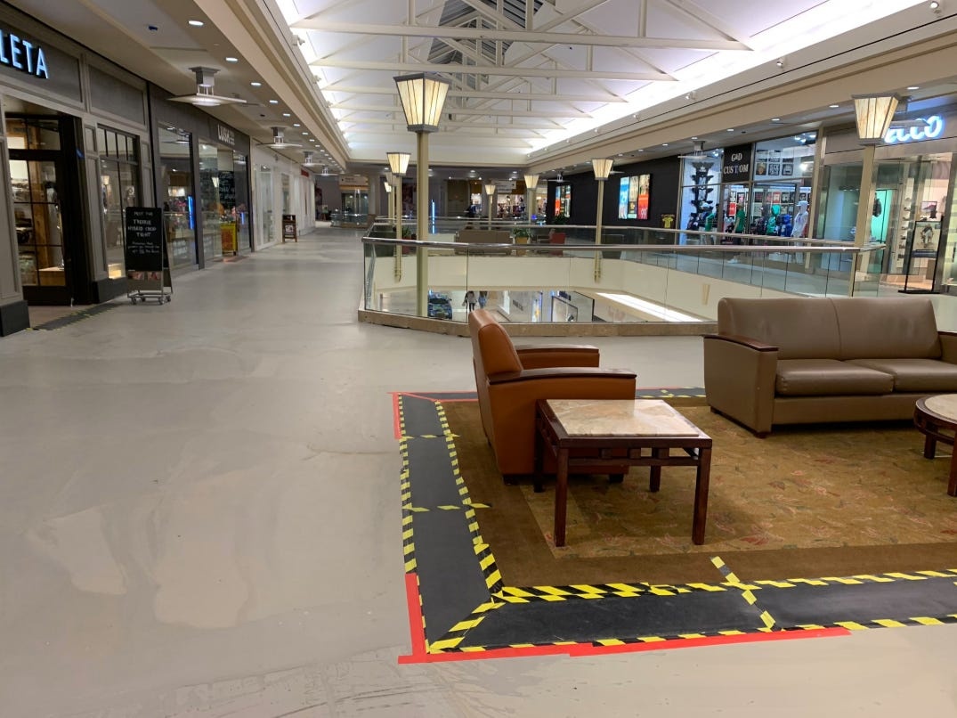 trung tam thuong mai hoang vang vi virus corona anh 2