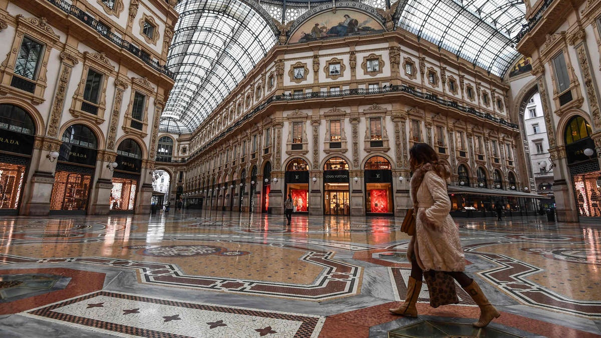 trung tam thuong mai hoang vang vi virus corona anh 6