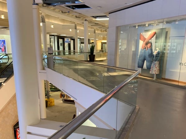 trung tam thuong mai hoang vang vi virus corona anh 3