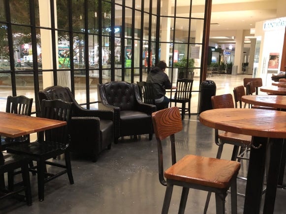 trung tam thuong mai hoang vang vi virus corona anh 5