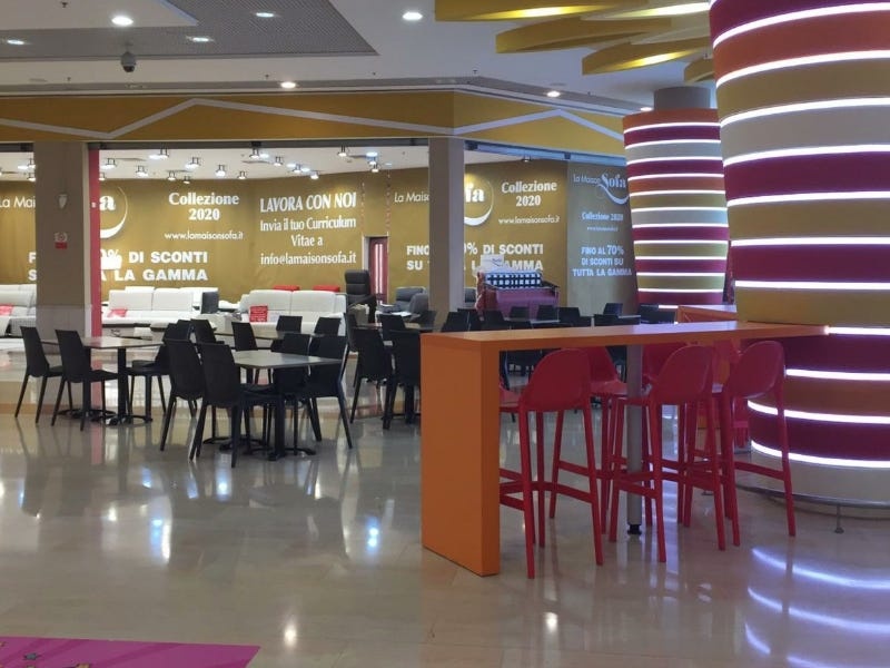 trung tam thuong mai hoang vang vi virus corona anh 7